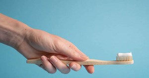 Escova de dentes em mau estado traz riscos à saúde, alerta dentista