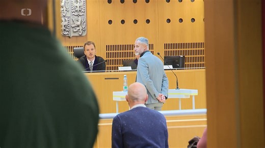 🟣 V uplynulém týdnu museli poprvé veřejně promluvit aktéři kauzy Dozimetr. Začal dlouho očekávaný soud, který řeší hlavní linii tohoto případu, jež roky zaměstnává policii, ale hýbe také českou politikou. 🟣 Kauze se věnujeme dlouhodobě. Ale hned první dny soudního jednání přinesly několik nečekaných okamžiků. 🟣 Třeba když se jeden z hlavních obviněných rozhodl před soudem přiznat vinu a podrobně o celém případu vypovídal. Slyšeli jsme i policií pořízené odposlechy. 🟣 Co všechno přinesl první