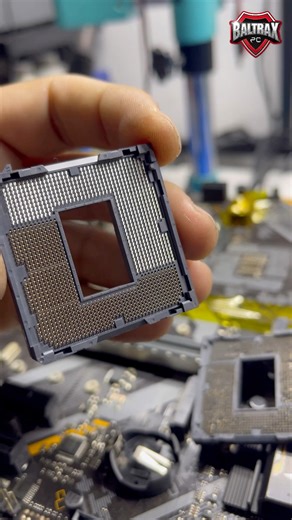 Esta placa llegó con el socket totalmente destruido 😬 Muchos la darían por pérdida total… pero aquí entramos nosotros. En este video te muestro el proceso completo de cambio de socket, desde el desmontaje hasta la recuperación final de la placa. Trabajo de microsoldadura, precisión y mucha experiencia para devolverle la vida a un equipo que parecía muerto. 👉 Resultado final: placa recuperada y funcionando nuevamente. Si te gusta ver reparaciones reales y procesos técnicos de alto nivel, este v