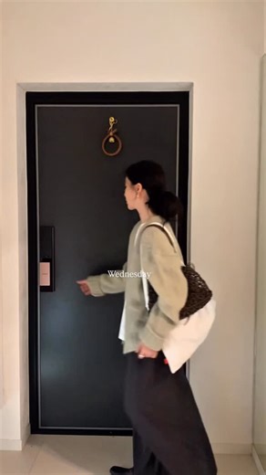 그로코 groco on Instagram: "이제 겨울오면 아우터만 쓱...🤎 •Monday top - 울 라운드 가을 가디건 (딥퍼플 -43,000₩) Inner- 스트라이프 단가라 조끼 (먹색-28,000₩) Skirt-니트 미디 스커트 (블랙-38,000₩) Acc- 플리츠 머플러 (아이보리-23,000₩) -레이어드 니삭스 (차콜-10,000₩) •Tuesday Top-브이넥 카라 블라우스 (아이보리-44,000₩) Bottom -킨더 일자핏 코튼 팬츠 (네이비 -41,000) Acc-그로브 벨트 / 루에브르 •Wednesday Top- 베이직 코튼 반팔티 (아이보리-28,000₩) Cardigan - 알파카 브러쉬 브이넥 가디건 (연카키-65,000₩) Skirt -스판맥시 스커트 (차콜-48,000₩) •Thursday Top- 딥 브이넥 니트 (와인-87,000₩) Inner- stripedT shirt (브라운-30,000₩) Skirt -스판맥시 스커트 (차콜-48