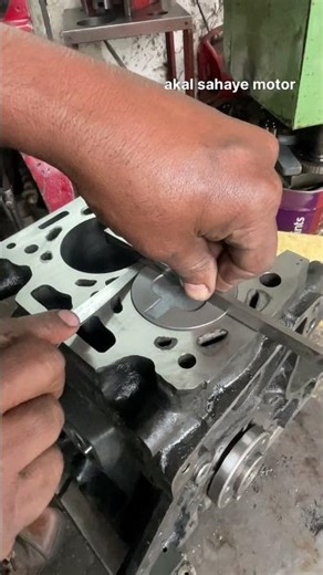 Turck Machine Engine Cylinder Head Toping Checking Automobile Repair Working