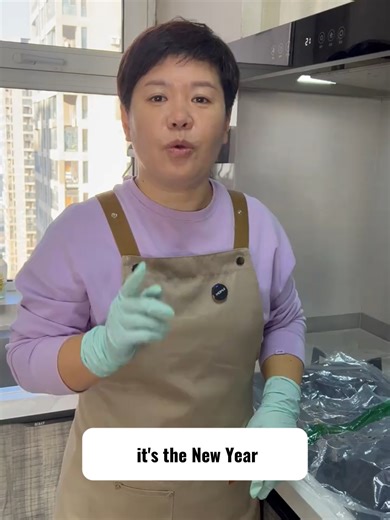 Range hood drip tray cleaning 🍳✨ Grease buildup in the hood drip tray becomes really hard to remove after long-term use. Sister Hong teaches you a simple and effective trick—easy, practical, and worth trying if you’re interested! #EasyStainRemoval #KitchenGreaseCleaning #RangeHoodCleaning #CleaningHacks #YearEndCleaning