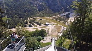 Odmah kod Kranjske Gore nalazi se legendarna Planica koju još zovu i majkom svih skakaonica i jednom od najvećih na svijetu ;) Morali smo isprobati zipline koji se ovdje nudi i koji se spušta po ruti skakaonice. Super fora da vidite kako otprilike izgleda spustiti se skijama sa ove grdosije i preletjeti više od 200 m ;) Na službenom webu piše ovako ;) Doživite osjećaje slovenskih orlova i svjetske elite u skokovima na najstrmijem zipline spustu na svijetu i preletite divovsku skakaonicu Planica,