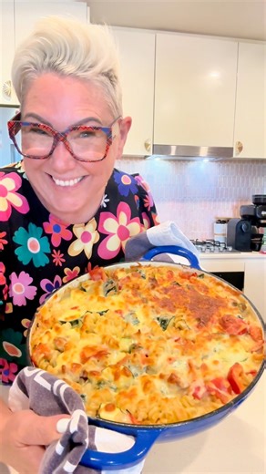 Stephanie Joy de Sousa on Instagram: "🧀 Get Cheesy with This French Onion Chicken Pasta Bake 🧀 Comment "RECIPE" and I'll send it to you in a message. If you love a creamy, cheesy, and flavour-packed dinner, this French onion chicken pasta bake is calling your name! It’s an easy, budget-friendly meal the whole family will love. 🍗✨ The best part? You only need a handful of ingredients to whip it up. Perfect for busy nights when you want something hearty and delicious without the fuss!🧀 Dig in