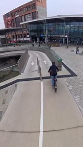 C’est LE plus grand parking vélo sécurisé de France ! 🚴 📍 Au pied de la gare Part-Dieu à Lyon, la vélostation Béraudier permet de stationner jusqu’à 1500 vélos en toute sécurité. 👉 Qu’en est-il du déploiement des stationnements sécurisés dans les gares proches de chez vous ? Êtes-vous satisfait du stationnement de votre vélo ? Et comment faudrait-il l'améliorer ? On en parle en commentaire 😉 👋 @gares_connexions #transitionécologique #mobilités #transports | Jérôme Zindy - vélo reporter