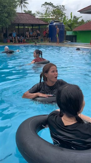 Peeping at the village girl swimming aah 😁