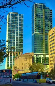 Adelaide, the capital of South Australia, is a vibrant city known for its elegant architecture, bustling arts scene, and proximity to some of Australia’s most beautiful coastal regions. The city itself has a Mediterranean-like climate, perfect for exploring both urban and coastal settings. In addition to its coastal beauty, Adelaide and its surroundings are rich in vineyards, world-class dining, and cultural experiences, making it a dynamic gateway to both urban sophistication and natural wonder