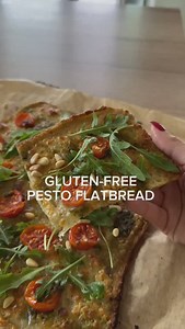 You need to try this 😍 This gluten-free quinoa flatbread provides you with 27g of protein and almost 8g fiber. It’s a great vegetarian protein option for 678kcal per serving. RECIPE for 2 servings: 1 cup (200g) quinoa 1 cup hot water additional 1/4 cup water to blend salt toppings: cherry tomatoes 5oz (125g) mozzarella cheese 1.5 tbsps homemade pesto 1 tbsp (10g) pine nuts arugula let the quinoa soak for 15 minutes in hot water. Blend the quinoa with additional 1/4 cup water, add a pinch of sal