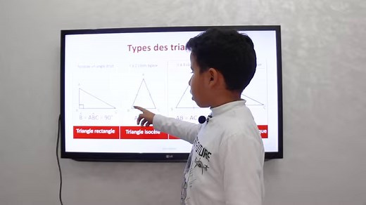 Dans ce cours de géométrie on va définir le triangle et comment nommer ces sommets, ces côtés et ces angles, on passera ensuite aux 4 types des triangles: rectangle, isocèle, équilatéral et quelconque. Pour plus de cours, abonnez-vous à ma chaine Youtube: https://bit.ly/3ICbJPm | Anir RAMMI