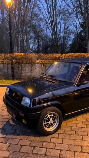 🚗✨ Magnifique Renault 5 Alpine bien posée dans la cour — le charme à l’ancienne dans toute sa splendeur ! 💙 Un vrai bijou pour les amoureux du losange 🔥 #Renault5Alpine #R5Alpine #RenaultClassic #Youngtimer #PassionRenault #R5Legend #VoitureDeCollection #OldSchoolVibes #MadeInFrance #R5Power #AlpineSpirit | Renault 5 Sport & Rallye