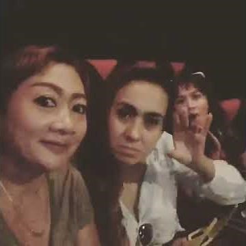 Tante girang lagi nonton bioskop