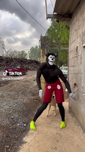 Mickey Mouse Dancing to Splash: A Fun Sequence