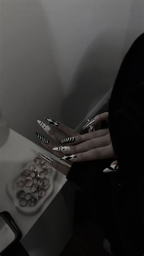 🤡 #nails #nailart #clownnails | Bat