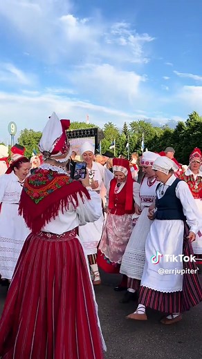 Emotsioonid tantsupeolt: Esimene etendus