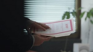 Manos abriendo una carpeta secreta, hojeando: video de stock (totalmente libre de regalías) 3754912749 | Shutterstock