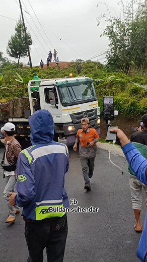 4.8K reactions · 66 shares | Detik² trailer melewati tanjakan cijatem,alhmdulillah lancar #volvo #viral #fyp #trailer | Buldan Suhendar Bams | Facebook