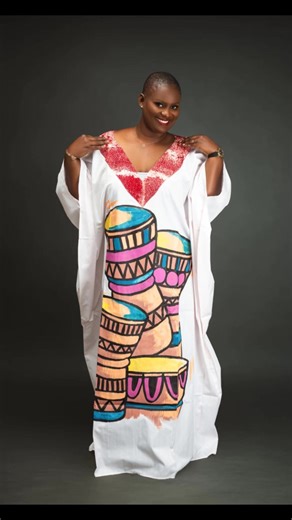magnifique robe coton et batik disponible en pièce unique avec sa touche originale de peinture faite à la main #cotedivoire🇨🇮 #venteenligne #modeafricaine #modernwarfare #dresses