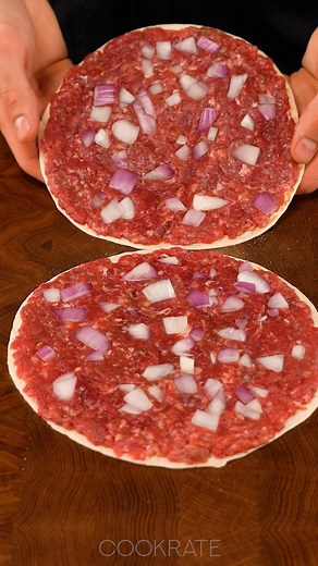 1.3M views · 10K reactions | Personne ne devinera comment vous l'avez cuisiné ! Apéritif rapide avec de la viande hachée Ingredientes: pain pita: 5 pc viande hachée de boeuf: 1 kg sel: 5 g oignon rouge: 1 pc huile: 10 ml fromage à pâte pressée: 300 g tomates: 2 pc cornichons marinés: 200 g salade verte: 100 g mayonnaise: 70 g ketchup: 50 g moutarde: 30 g origan: 3 g ail: 13 g | Savoureux.tv | Facebook