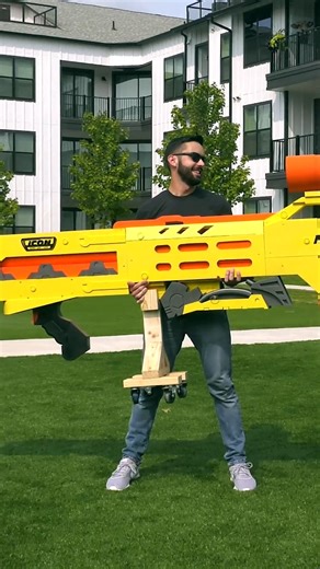 Largest Nerf blaster - 3.81 m (12 ft 6 in) by Michael Pick 🇺🇸 | Guinness World Records