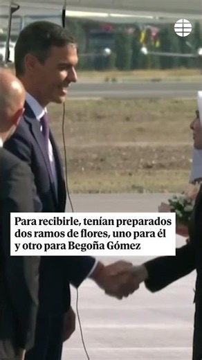El ramo de flores previsiblemente preparado para Begoña Gómez que Sánchez no ha recogido en Ankara