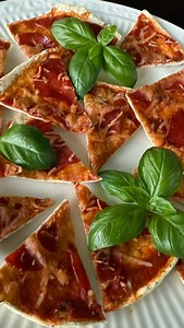 🍕Want pizza but don’t wanna feel bloated? Here’s my go-to high-protein, low-bloat version that satisfies the craving without the crash. EggLife wraps, turkey pepperoni, pizza sauce, light shredded cheese. Oven 400 F, bake 8 minutes. Totally satisfies the craving and how simple is this?!? Find EggLife wraps refrigerator in the egg section of your grocery. *Side note, regular pizza is totally fine! My job is to create ways to enjoy favorites without all of the calories.👍💕#musclebuilding #leanbo