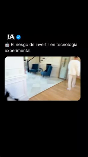 Inteligencia Artificial | Tecnología | Robótica on Instagram: "🤖 El riesgo de invertir en tecnología experimental Gastar una fortuna en un robot humanoide puede parecer el futuro, pero la realidad suele ser muy diferente. En este video vemos cómo una inversión de ochenta mil dólares se convierte en un caos absoluto dentro de una casa. Desde golpear espejos hasta destruir la cocina, queda claro que la inteligencia artificial aún tiene un largo camino por recorrer antes de ser verdaderamente útil