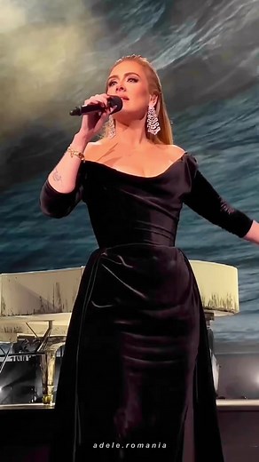 Adele's Unforgettable Performance: Lyrics Rolling