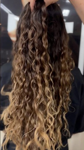 Loiro em cabelo cacheado