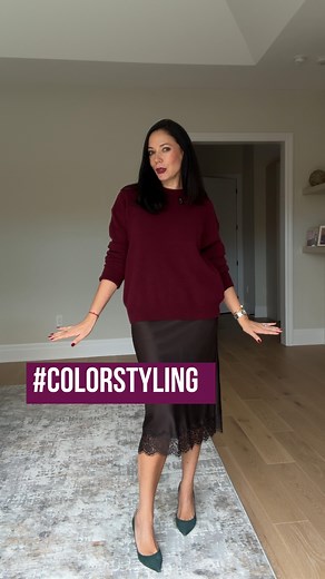 You know those street style icons who make it look so effortless? They throw on a coat, a scarf — and somehow, everything just works. We all admire that ease, but behind it, there’s intention. Their secret isn’t endless shopping or luck — it’s color harmony. When every shade in your outfit belongs to the same palette, the whole look feels balanced and refined. That’s the quiet power of color analysis. ✨ Remember — we don’t do color analysis just to find our perfect lipstick shade. We do it to bu