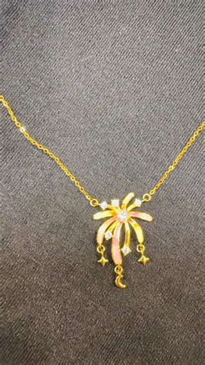 Such a gorgeous necklace. It looks like a firework. #fireworks #stunning #brilliant #valentinesgift #goeswitheverything
