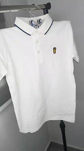 🎄👕 Des polos rouges et blancs parfaits pour Noël ! Élégants, confortables et aux couleurs festives, ils apportent une touche chic et joyeuse aux tenues de vos enfants pour les fêtes 🎅❤️🤍 Idéals pour célébrer Noël avec style et simplicité ✨🎁 #PoloEnfant #StyleDeNoël #TenueFestive #esavann | Esavann