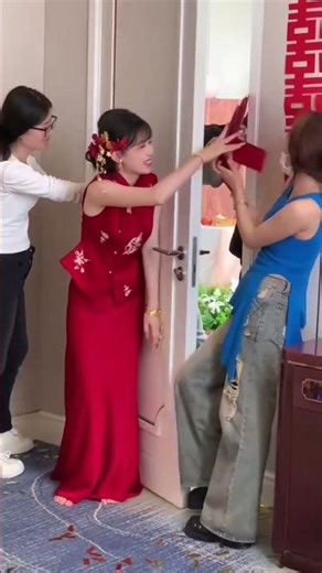 LOL! Bride Blocks Her OWN Wedding Door 😂🔥 | Cutest Chinese Wedding Moment Ever #shorts