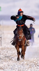 Female horse riders are talented on archery. 🏇🎯❄ | Across Inner Mongolia