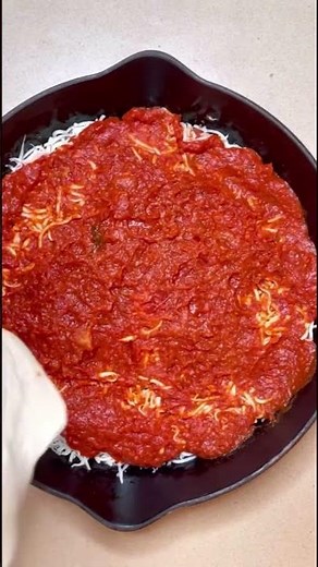 How to make upside down pizza so the crust stays crispy! #Pizza #CookingHack ￼