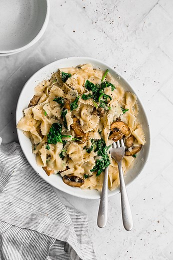 Pasta con espinaca y champiñones