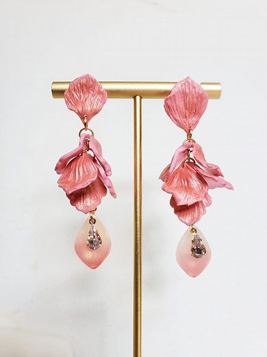 Easy technique of adding details to your petals! . . . . . . #floralearrings #flowerpetals #handsculpted #pinkearrings #satisfyingvideo #clayearrings #workinprogress #behindthescenes #flowerjewelery #polymerclayjewelry #earringsofinstagram #polymerclay #clayearrings #clayjewellery #clayart #sculpey #madeinusa #polymerclayjewellery #handmade #handmadejewelry #statementearrings #shophandmade #handmadewithlove #clayfinery #etsyseller #etsysellersofinstagram #supportsmallbusinesses | Bitz Of Clay