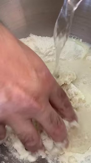 Aprende a preparar Pupusas. 🤤 Ingredientes: Masa: 2 tazas de masa harina, 1 cucharadita de sal, 2 1/2 tazas de agua tibia Encurtido: 1/2 col, 1 zanahoria, 1 cebolla, 1 jalapeño, 1/2 taza de vinagre blanco, 1/3 taza de agua, 2 1/2 tazas de agua hirviendo, 1 cucharadita de orégano, 1 cucharadita de sal Pupusas: 1/2 taza de queso rallado - fresco, si no mozzarella, 1/2 taza de frijoles refritos, 1/2 cucharada de aceite vegetal | Tastemade Español