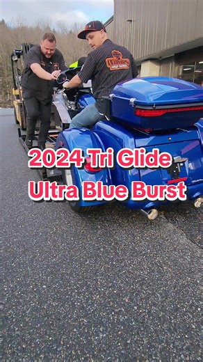 Unboxing the 2024 Tri Glide Ultra in Blue Burst