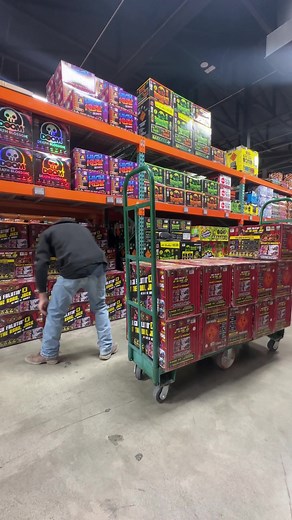 Stock up on the #blackfridaydeals before they’re gone! #redapplefireworks #CapCut #blackfriday2023🔥 #blackfriday #topfireworks #highfalutin #hittheroadjack