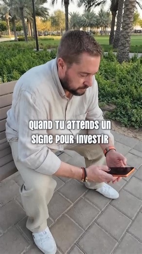 Thierry ADINE | Immo & Patrimoine on Instagram: "Le signe que tu attendais. On passe notre temps le nez collé à l’écran. À chercher la solution miracle. À scroller en attendant que la chance nous tombe dessus. Et si la réponse était juste au-dessus de ta tête ? J’ai levé les yeux. Le message était clair. L’investissement ne devrait pas être une devinette. Ce n’est pas un jeu de hasard où l’on parie ses économies en espérant le gros lot. C’est une stratégie. Une mécanique précise. J’ai décidé de 