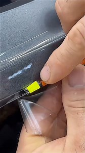 Knife guide spacer – precise wrap cutting. See how we made a DIY knife spacer that makes it easier to cut wrap film precisely along the edge. A simple trick that speeds up the process and improves accuracy during wrapping.#Wrapping #Detailing #wraptools #diywrap #cuttingtrick #wraphack #knifespacer #cleanedge #wraplife #toolforwrapping | Polonez Garage - Wrapped with Passion
