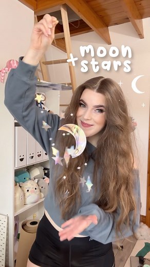 Celyn Haf on Instagram: "DIY hanging moon and stars decor from old CDs ✨ #DIY #painting #art #artist #poscapens #roomdecor #diyroomdecor #easydiy #giftideas #tutorial #moon #stars #bedroomdecor #hangingmoonandstars #interiordesign #rainbow #recycledcds ib: nps crafts"