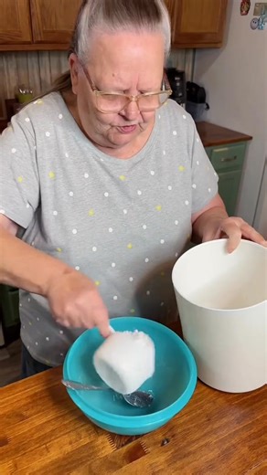 Easy Way Biscuits 💕 Ingredients: • 2 tbsp vegetable shortening, melted • 2 heaping cups Martha White self-rising flour • 1 1/2 cups milk • Water (as needed) • Additional vegetable shortening for brushing Instructions: 1. Preheat oven to 425°F (220°C). Place 2 tbsp of vegetable shortening in a 10-inch cast iron skillet and melt in the oven. 2. In a bowl, make a well in the flour and pour in milk. Add melted shortening from skillet. Stir until well combined; adjust consistency with water if neede