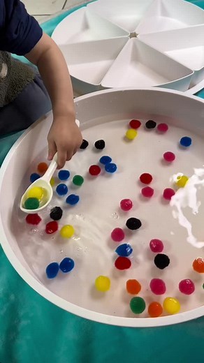 Atelier de motricite fine : pompons et eau #maman #assitantematernelle #tri #tridecouleur #assmatmontessori #enfant #mamanmontessori #kids #assmat #sensory #motricitefine #bacsensoriel #playtray