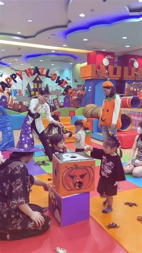 Trick OR Treat ⁉️驪️️ #SmartToddiesClass (1.2-2yrs.) #Halloween @babiesgenius_centraleastville ☎️ 081-829-0089 02-553-6198 | Babies Genius Central Eastville | Facebook