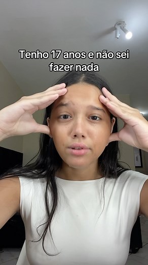 Vitória Corrêa on Instagram: "Obrigada mãe e pai por serem super protetores agora não sei fazer nada #explore #reels #humor #viral #crisevitoriacorrea"