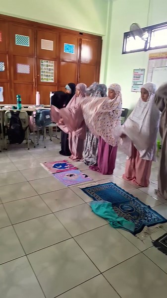 Fajr prayer #school #dhuhatime #kids #prayer #studying #sin #classroom #coolsantri #funny