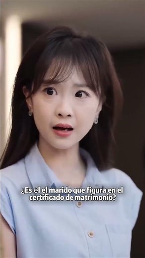 Ella le explica su nombre y el jefe saca dinero y se lo da sin ninguna explicacion