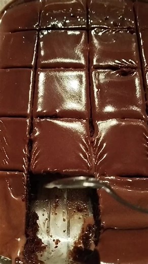 Αυτά είναι! Σοκολατοκολαση!! 🍫 🍫 🍫 🍫ΣΟΚΟΛΑΤΌΠΙΤΑ ΚΌΛΑΣΗ !! 4 αυγα Μισό ποτήρι λάδι ελαφρύ 1 ποτήρι όχι γεμάτο ζάχαρη 1 ποτήρι νερό 1 σφηνάκι λικέρ η κονιάκ 1 ποτήρι και 3 🥄 κουταλιές ακόμα αλεύρι Μισό ποτήρι κακάο αγλυκο 1 κουταλάκι γλυκού μπέικιν 1 βανίλια Ανακατεύουμε το αλεύρι με το μπέικιν και το κακάο Χτυπάμε τα αυγά με τη ζάχαρη να αφρατεψουν και ρίχνουμε το λάδι το αλεύρι το σφηνάκι και τη βανίλια και το νερό ψηνουμε σε προθερμασμενο φουρνο αντιστάσεις στους 180 για 30 με 35 λεπτά αν
