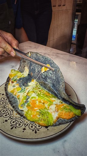 Acá la quesadilla sí lleva queso, y tenemos una con flor de calabaza que no te puedes perder | La Once Mil
